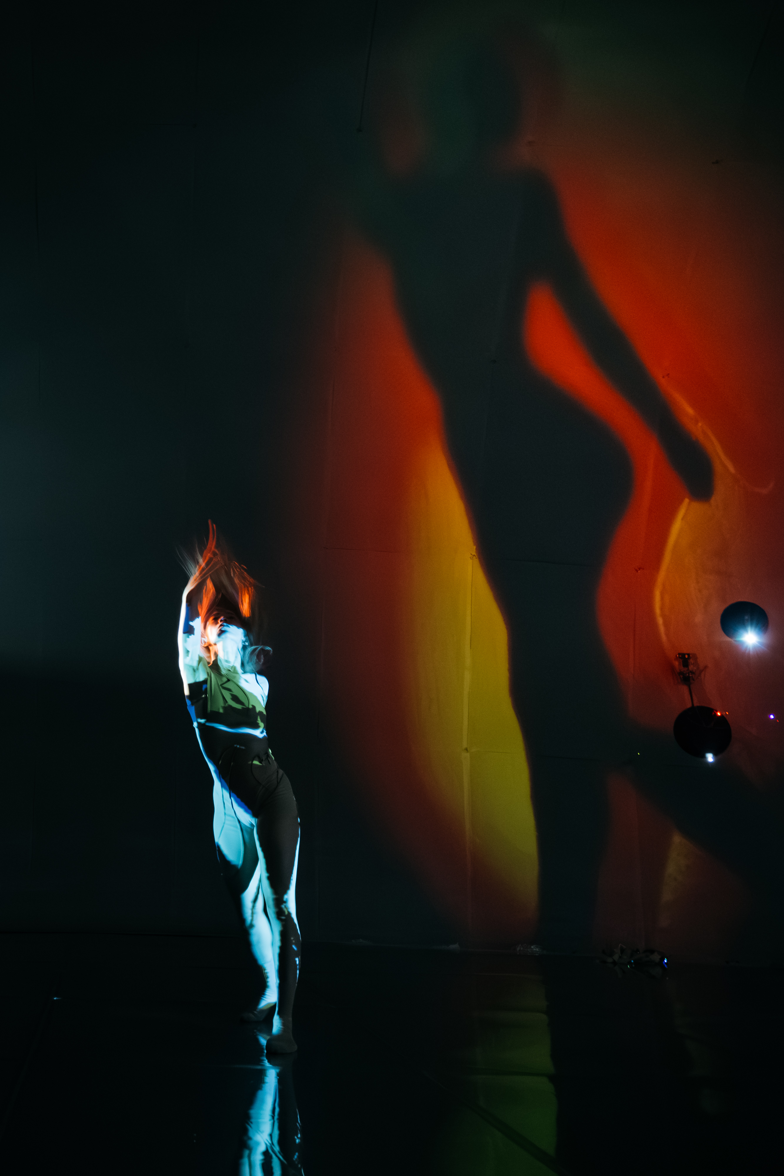 在無盡的光影流轉間，身體成為恆星，回應宇宙的呼吸。